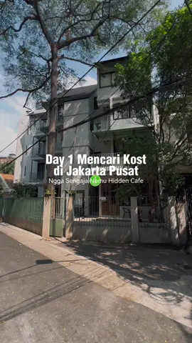 Day 1 Mencari Kost di Jakpus, malah nemu hidden Cafe Lokasinya ada di tengah perkampungan dan didalam rumah susun ini. Selain menyajikan makanan minuman, ternyata mereka menjual buku juga Untuk tempatnya cozy dan tenang banget, wajib mampir!✨🤩 #hypespot #placetogojkt 