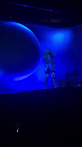 and to think she had bronchitis during this 😤 #sweetnerworldtour #sweetener #arianagrande #eternalsunshine #fyp #tour #arianators #breathin #arianagrandeedits 