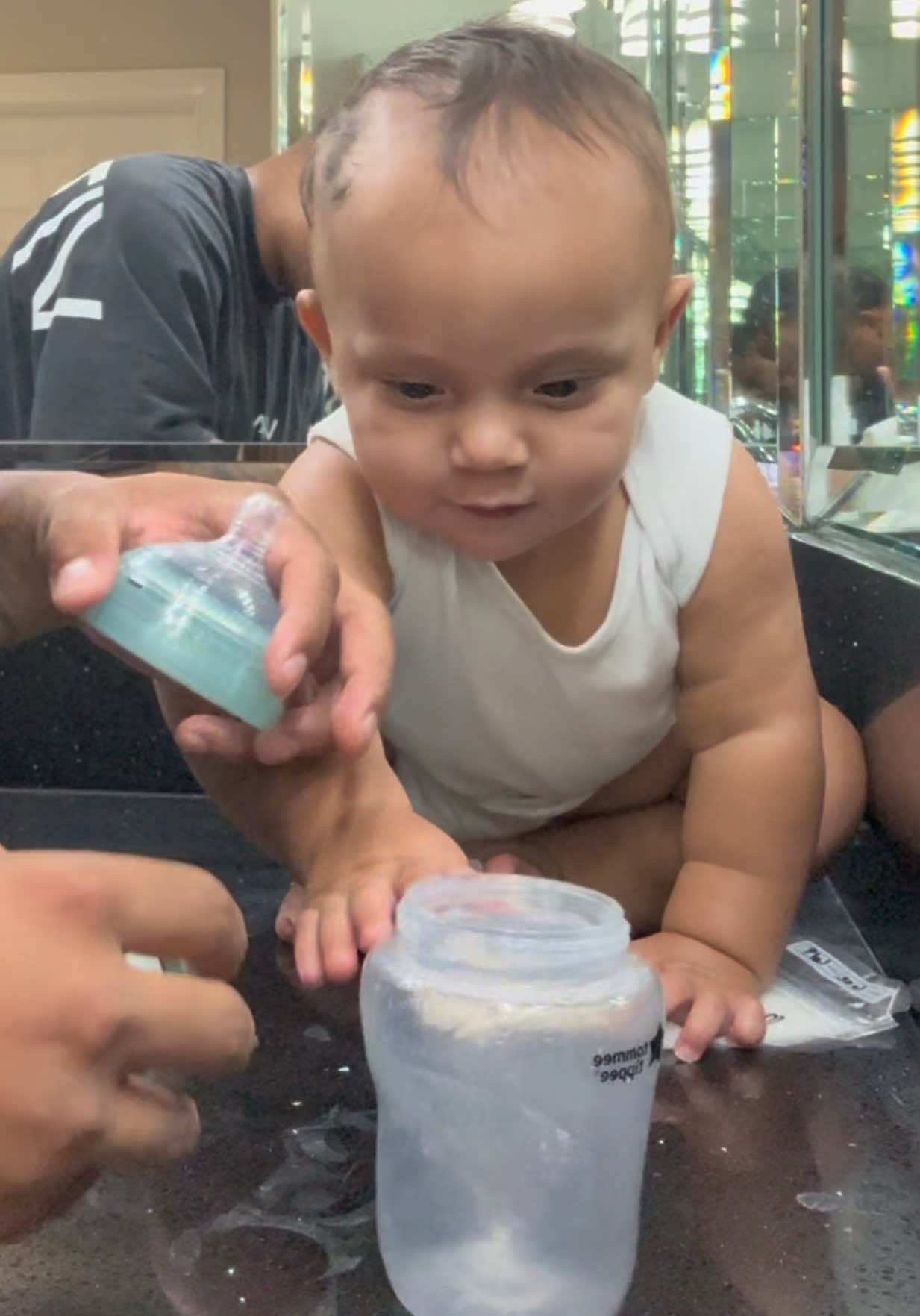 Not him tryna make it on his own 😭😂😂 @Zaza #zaza #larobenz #babies 