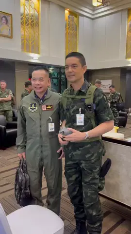 วันนี้(1สิงหาคม2568) ศูนย์ประชาสัมพันธ์กองทัพบก (ศปส.ทบ.) นำคณะผู้ช่วยทูตทหาร 23 ประเทศ และสื่อมวลชน สังเกตการณ์พื้นที่พลเรือน โรงพยาบาล ที่ได้รับผลกระทบ จากสถานการณ์ชายแดนไทย - กัมพูชา โดยเมื่อไปถึงพื้นที่จะได้รับฟังบรรยายสรุปสถานการณ์ในพื้นที่ ได้รับความเสียหาย การละเมิดข้อตกลงหยุดยิงของฝ่ายกัมพูชา #ชายแดนไทยกัมพูชา #ทีมโฆษกกองทัพบก #กองทัพอากาศ #cambodiaopenfire #กองทัพไทย #กองทัพบก  