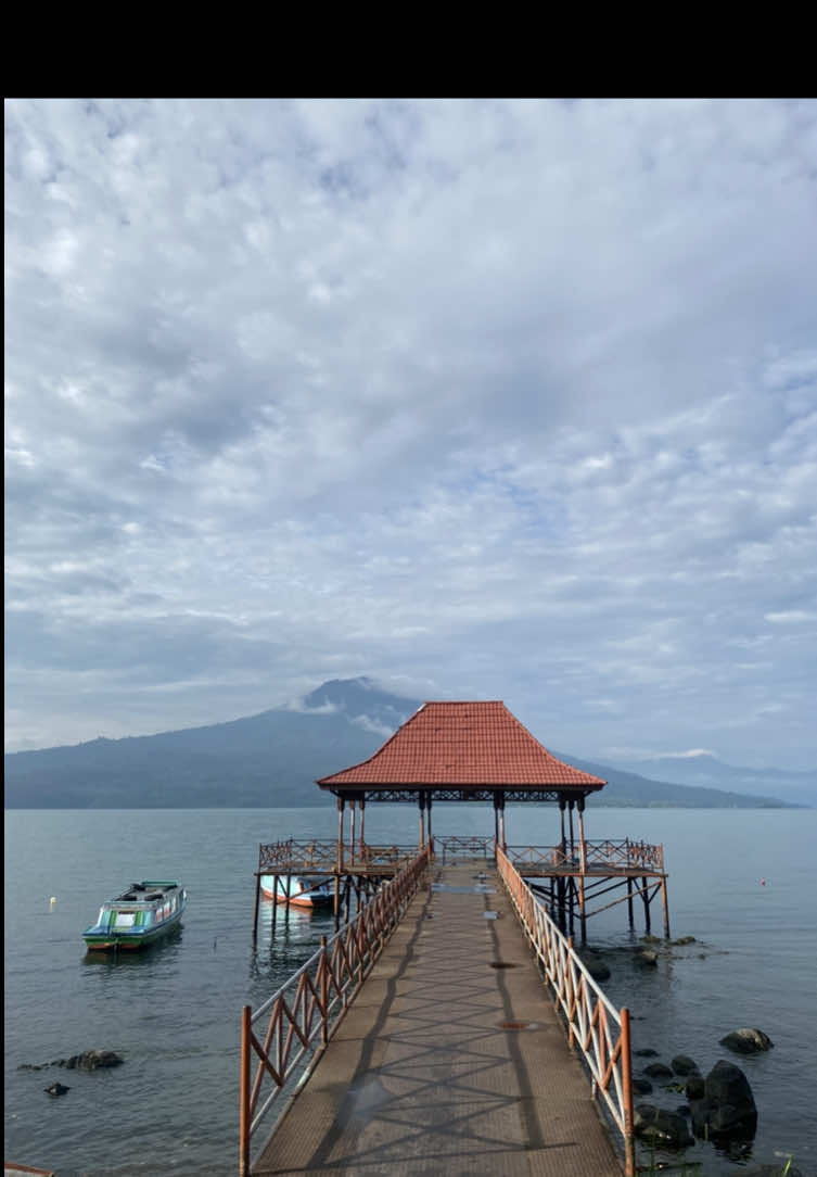 Seindah itu Danau Ranau dengan view gunung Seminung nya #danauranau #danauranauokuselatan #gunungseminung #gunungseminung1881mdpl #serenity #wonderlust #pesonaindonesia #wonderfulindonesia 