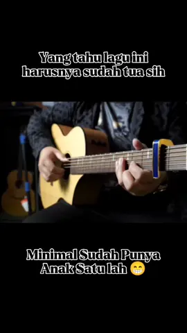 clue nya : tokoh utama sudah jadi pak kades dan menikah dengan perempuan yang paling mencintainya dari kecil. anak 90an harusnya tahu hehe #guitarcover #coversong #gitarakustik #belajargitar 