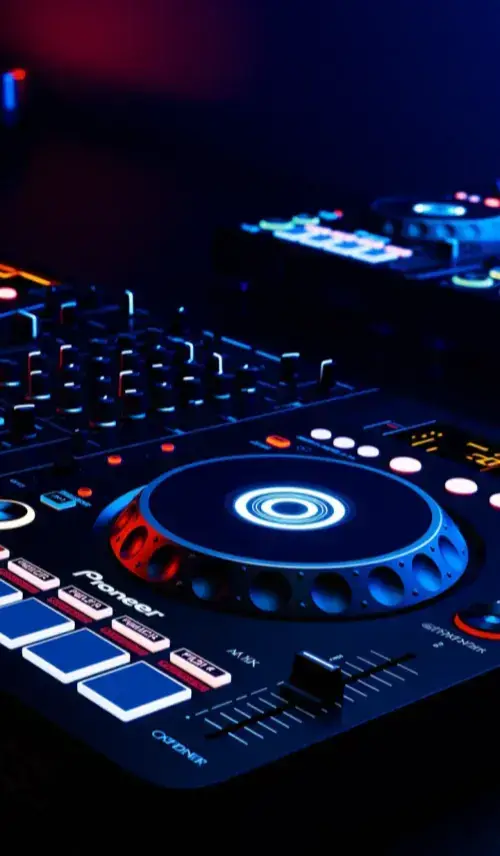 Khi bạn đeo tai nghe và bật âm lượng tối đa (max volume), cảm giác đầu tiên đến với phần lớn người dùng là sự 