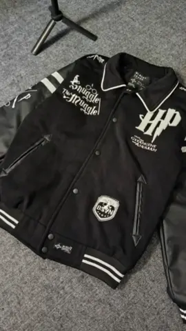 Hogwarts Legacy Monochrome - Varsity Jacket. Cotton Fleece 300gsm dan Lengan Kulit Sintetis. Full Bordir dan Bordir Towel. #promoseruweekend #hogwartslegacy #harrypotter #JaketVarsity #varsityjacket #jaketbordir #millenialstudioid #Rekomendasijaket #jaketcowok #rekomendasioutfit #monochrome #blackoutfit 