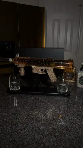 Whiskey “Toy”🤫🔥 Order a personalized one from: @blingedbystarz 🌟 #blingedbystarz #whiskeyglass #whiskey #decanter #amador 