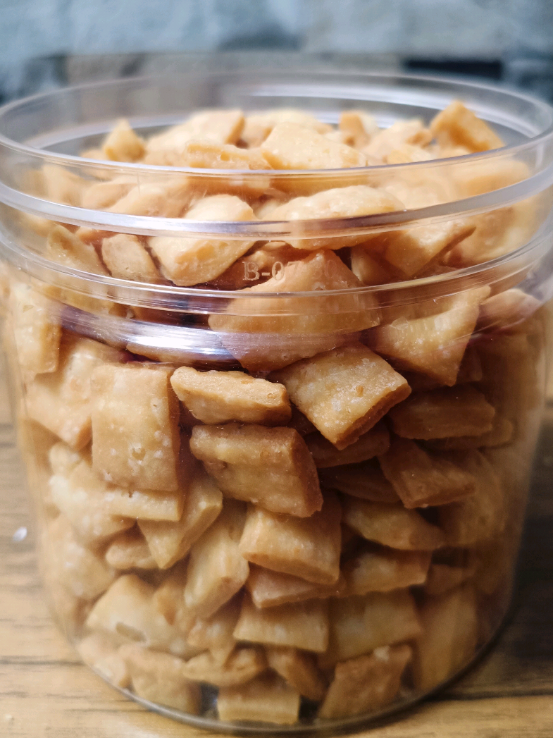 Cuma 5 bahan bisa buat cemilan/snack keju di rumah yang enak, ngeju cocok buat cemilan anak-anak 120 gr tepung terigu 35 gr keju chedar parut 2 sdm margarin/mentega 1/4 sdt garam 60 mL susu cair #cemilan #resepsimple  #snack #fyp 