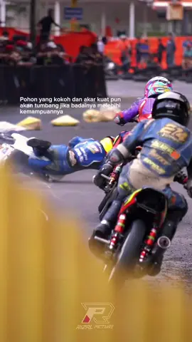 Dunia tepuk tangan pas kita naik , tapi Allah peluk kita pas kita jatuh🥺💙🤍@RzlPictures_  #balapmotorindonesia #kitacobalagidilainwaktu#fizrindonesia #Bondowoso#kejurprov 