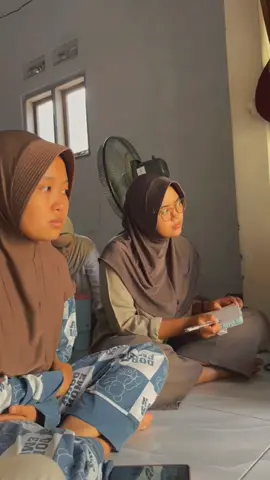 Hari itu kami mendapatkan kunjungan dari Dosen Pembimbing Lapangan (DPL) di lokasi KKN. Kunjungan ini menjadi momen penting bagi kami untuk menyampaikan perkembangan program kerja yang sudah dan sedang dijalankan. Selain memberikan arahan dan evaluasi, beliau juga memberikan motivasi agar kami tetap semangat dan bertanggung jawab dalam menjalankan setiap kegiatan di tengah masyarakat. Kehadiran beliau menjadi bentuk dukungan langsung dari kampus, sekaligus pengingat bahwa kami tidak berjalan sendiri dalam menjalankan amanah pengabdian ini. #kkn2025 #mahasiswakeren #foryou #universitasyudhartapasuruan #fyp #pajarankeren 