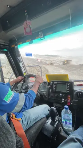Siswa operator training👷‍♂️#tambangbatubarakalimantan #operatormuda #xyzbca #storytambang #tambanghitz #tambangbatubara #storytambang 