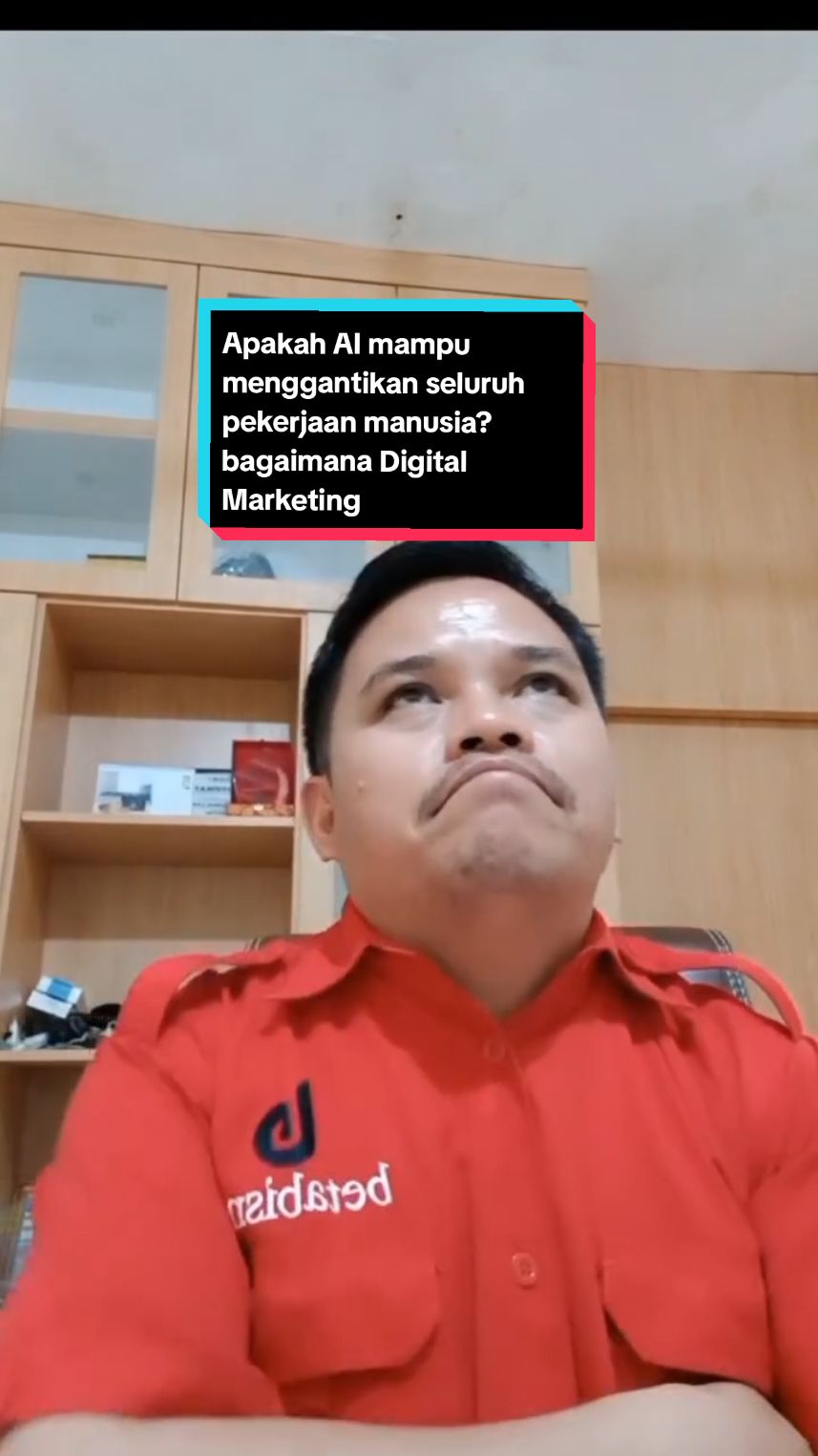 AI Menggantikan Seluruh Pekerjaan Manusia? Bagaimana dengan Digital Marketing! 🤔 --- Pertanyaan ini sering banget muncul: Apakah AI (Artificial Intelligence) akan mampu menggantikan seluruh pekerjaan manusia? Khususnya di dunia Digital Marketing, kita melihat AI sudah sangat canggih. Misalnya, untuk membuat gambar, desain, hingga otomatisasi upload ke media sosial, AI sudah bisa melakukannya! Memang, pekerjaan yang bersifat repetitif dan berbasis data akan semakin banyak diambil alih oleh AI. Tapi, bukan berarti kamu akan jadi pengangguran! Justru, AI akan membuat pekerjaan kita lebih efisien. Lalu, apa yang harus kita kuasai agar tidak tergantikan oleh AI? Ada 3 skill kunci yang membedakan manusia dengan mesin: 🧠1. Analytical Thinking (Berpikir Analitis)  AI bisa mengumpulkan dan memproses data, tapi manusia yang mampu menginterpretasikan data itu secara mendalam, menemukan insight tersembunyi, dan merumuskan strategi berdasarkan pemahaman yang kompleks. Kamu perlu bisa: * Membaca tren pasar di balik angka. * Mengidentifikasi masalah inti dari data yang ada. * Merancang solusi kreatif berdasarkan analisis. * Membuat keputusan strategis yang tidak hanya logis tapi juga adaptif. ❤️ 2. Emotional Intelligence (Kecerdasan Emosional)  AI belum bisa sepenuhnya memahami dan merespons emosi manusia. Padahal, koneksi emosional itu krusial dalam bisnis dan marketing. Kamu perlu bisa: * Membangun hubungan baik dengan tim dan klien. * Memahami kebutuhan emosional audiens. * Bernegosiasi dan menyelesaikan konflik. * Menciptakan *branding* yang punya 