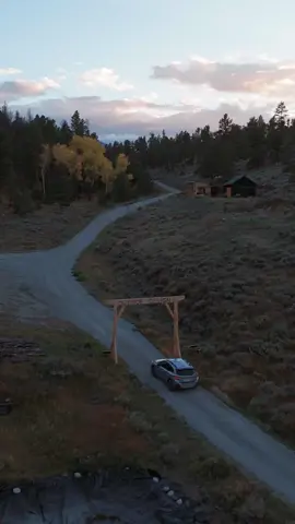 Escape to the Colorado Rockies this fall 🍂 ⭐️ Rated 4.9 stars on Google 🙌🏼 Floor to Ceiling Windows 🤫 Private Cabins with Lots of Outdoor Space 🧖🏻‍♀️ Hot Tubs, Sauna, and Cold Plunge 🌲 Nature Trail On-Site
