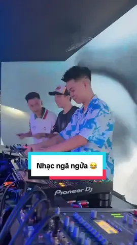Lâu lâu mới có dịp 3 đại ca này làm chung, quậy quá đi🤣🤣🤣 #karaokemydinh #truonganhlighting #karaokexuanphuong #xuhuongtiktok #MCTL #djtungduong 