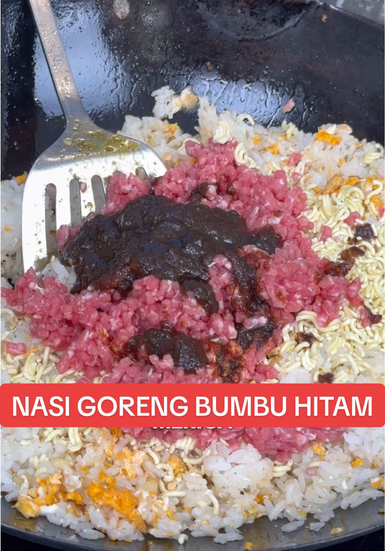 NASI GORENG BUMBU HITAM bukan abe kalo gak ngrepotno…  EHH BRO..!! yg cari @sambelbumbuhitamking bisa langsung chek out di keranjang kuning tiktok ku. atau langsung dm aja buat pesan di instagram @sambelbumbuhitamking 