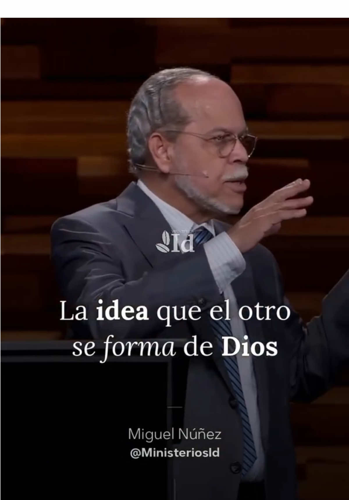 ¡Estás proyectando una MALA IMAGEN de Dios!  Lo que el mundo piensa de Dios muchas veces viene de lo que ve en nosotros. Vivimos en un tiempo donde las palabras abundan, pero los testimonios escasean. El hermano nos confronta con una verdad que sacude: nuestras vidas son un reflejo —para bien o para mal— del Dios que decimos seguir. Dios nos llama “linaje escogido”, “real sacerdocio”, “nación santa”… no para que lo exhibamos como un título, sino para que proclamemos Sus virtudes y reflejemos Su carácter ante un mundo en tinieblas. Pero cuando nuestras acciones contradicen las Escrituras, el nombre de Dios es deshonrado —no por Su culpa, sino por nuestro testimonio. Como cita eltodo cristiano, y en especial quienes lideran, tiene la capacidad de dar gloria o vergüenza al nombre de Aquel que lo llamó. Este mensaje es un llamado urgente a vivir con coherencia, reverencia y temor de Dios. Que cuando otros nos vean, no se formen una caricatura de Dios, sino que perciban Su luz, Su santidad y Su verdad. Escucha este breve pero poderoso fragmento y pregúntate: ¿el Dios que otros ven en mí… es el Dios de la Biblia?