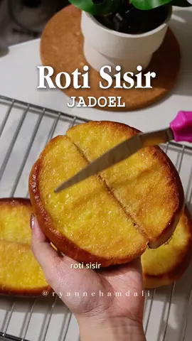 [ROTI SISIR JADUL] Bahan Roti : 300 gr Tepung pro tinggi 60 gr Gula pasir 10 gr Susu bubuk 5 gr Angel Yeast @angelyeastindonesia  2 pcs Kuning Telur + Susu = berat total 215 gr 30 gr Butter 2 gr Garam Bahan Olesan: 100 gr Margarin 50 gr Gula Halus 30 gr SKM #RotiSisirJadul #RotiRumahan #RotiSisir #ResepRotiSisir #TipsRoti #TipsBaking #ResepRotiEmpuk #AngelYeast #BakingJadiMudah #RahasiaAdonanLembut #BakingRumahan #RotiGurih #ComfortBread #RotiLembut #RyanneHamdali