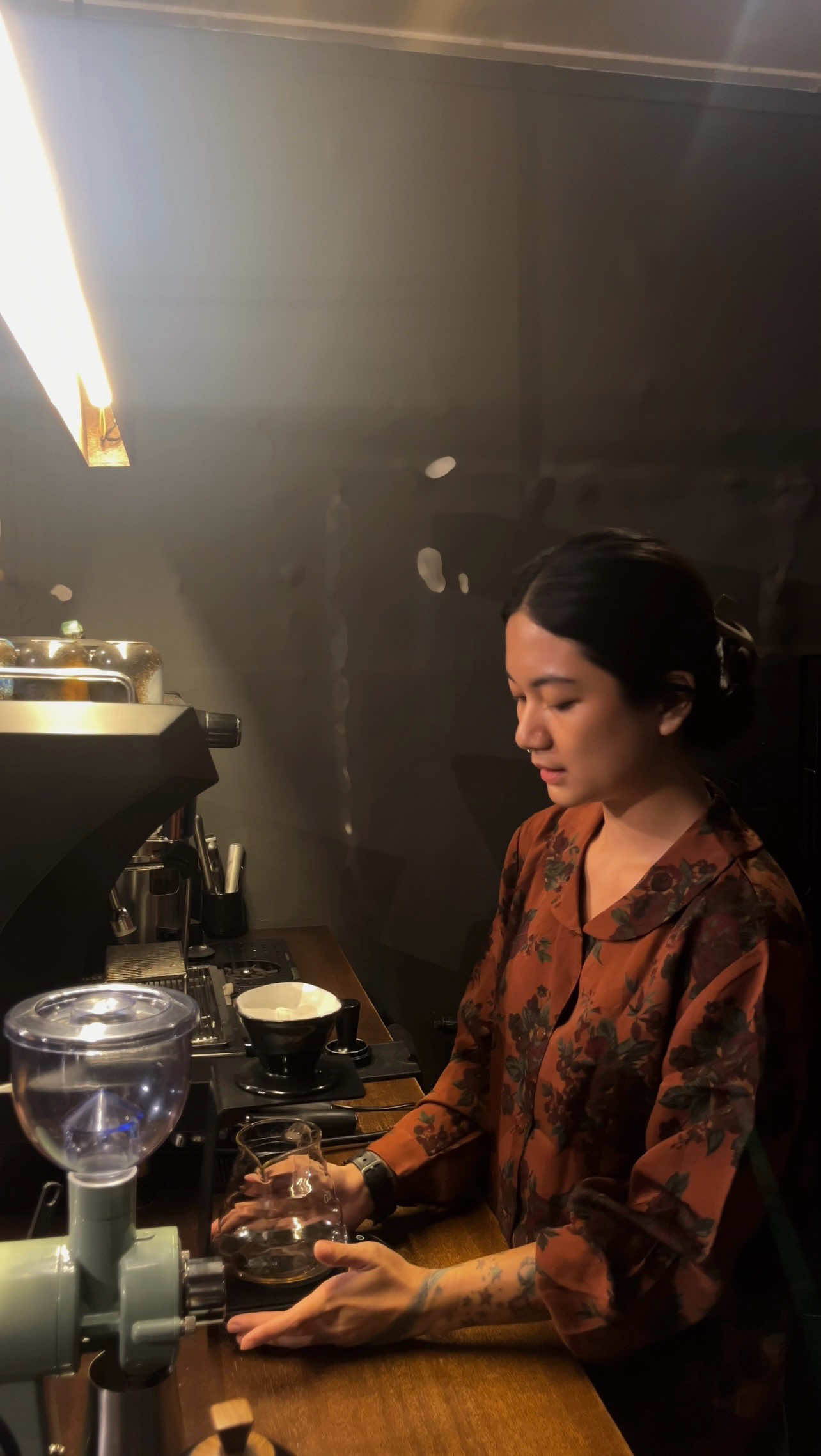 Ada seni dalam menyeduh kopi. Bukan soal air panas yang mengalir, tapi tentang kapan harus berhenti, dan kapan harus menunggu. Sebab jika terlalu cepat, rasa belum sempat muncul; dan jika terlalu lama, segalanya bisa menjadi getir. Begitu pula hidup. Tak semua bisa terburu-buru diselesaikan. Ada hal-hal yang justru menemukan maknanya saat dibiarkan larut dalam keheningan yang tak tergesa. Karena seperti kopi, yang terbaik tak datang dari yang tercepat, tapi dari yang paling mengerti: bahwa rasa butuh waktu untuk menjadi jelas tanpa perlu dijelaskan. . . #koma #koffiemabelas #ceritahimadanuapnya #coffee #coffeeaddict #coffeetiktok #coffeeart #coffeetime #coffeehouse #coffe #coffeedaily #dailyvlog #daily #himamenyeduh 
