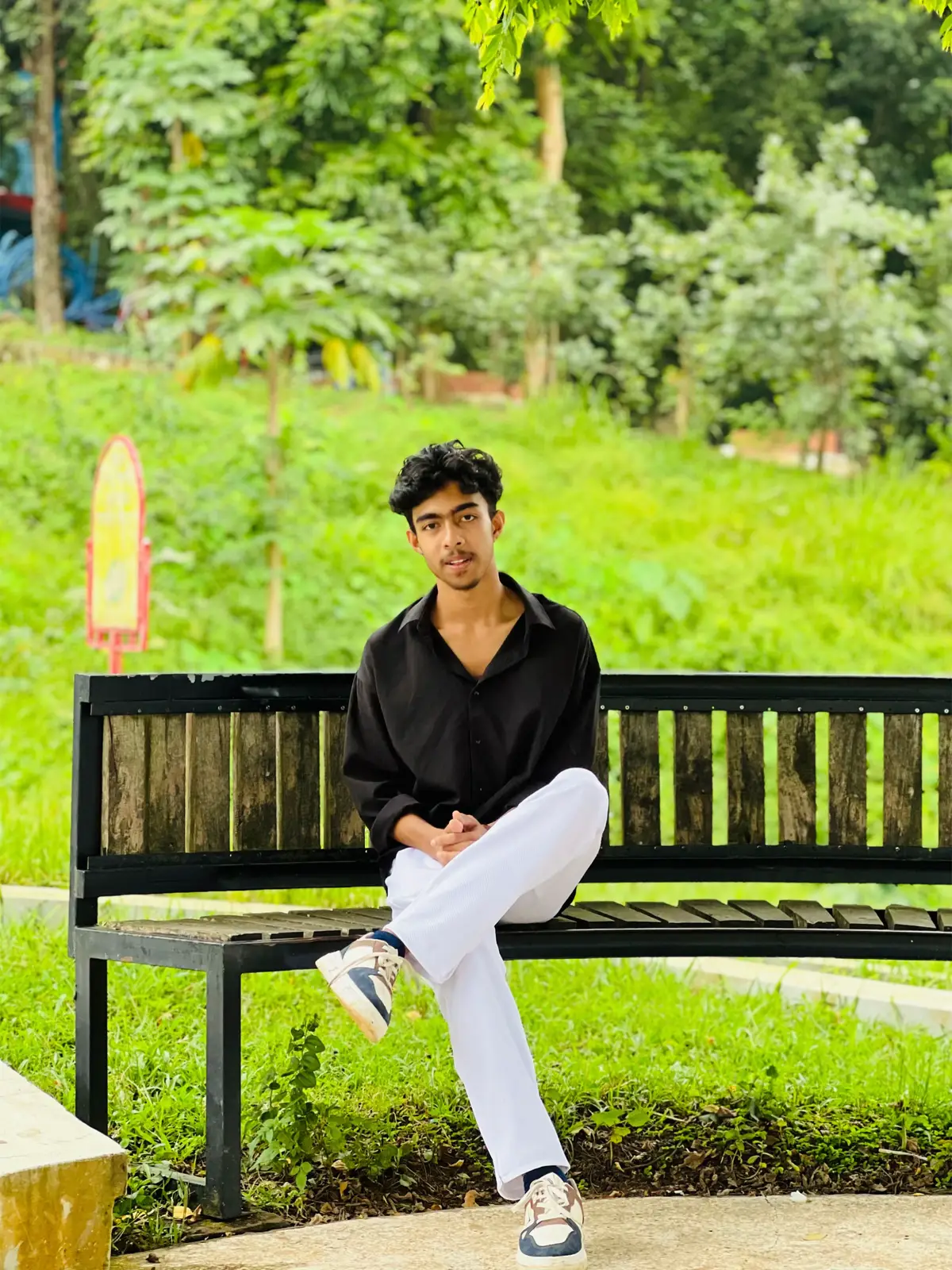 তুমি ছিলে আমার শেষ আঘাত এরপর আর কিছু আমাকে স্পর্শ করতে পারেনি প্রিয় জিনিসগুলো জীবন থেকে সরিয়ে রাখতে শিখেছি আমি মাঝরাতে দুঃস্বপ্নের মতো এসেছিলে কিন্তু দিনের আলোয় তোমাকে বহন করা ছিল বড্ড কঠিন এবং দুষ্কর শেষবার সৃষ্টিকর্তার কাছে তোমাকে নয় আমি শুধু ধৈর্য চেয়েছি 🫵