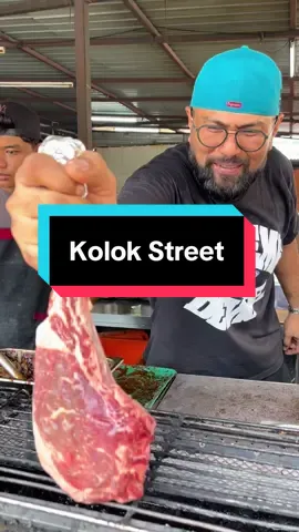 Sekarang musim “tomahawk trending”. Kolok Street tak mahu ketinggalan. Terus memenuhi permintaan. Sediakan yang murah-murah, sedap dan puas hati. Rakyat di bumi Terengganu sangat bertuah. Semuanya di bawah satu bumbung. Nasi lauk pauk tengahari banyak merambangkan mata dan menggiurkan. Lokasi di tengah Bandaraya Kuala Terengganu. Beroperasi jam 10 pagi hingga 5 petang setiap Sabtu hingga Khamis. Kolok Street pasti dalam ingatan anda. Lulus!!! #kolokstreet #tokseh #dillaniky #toksehkolokstreet #tomahawk #rusukbakar #perutbakar #laukkampung #sarapan #breakfast #lunch #otai #lejem #legend #makan #makananviral #makananterengganu #viral #fyp #foryou #foryoupage #foryourpage #terengganufoodie #foodieterengganu #lulus #baranglulus 