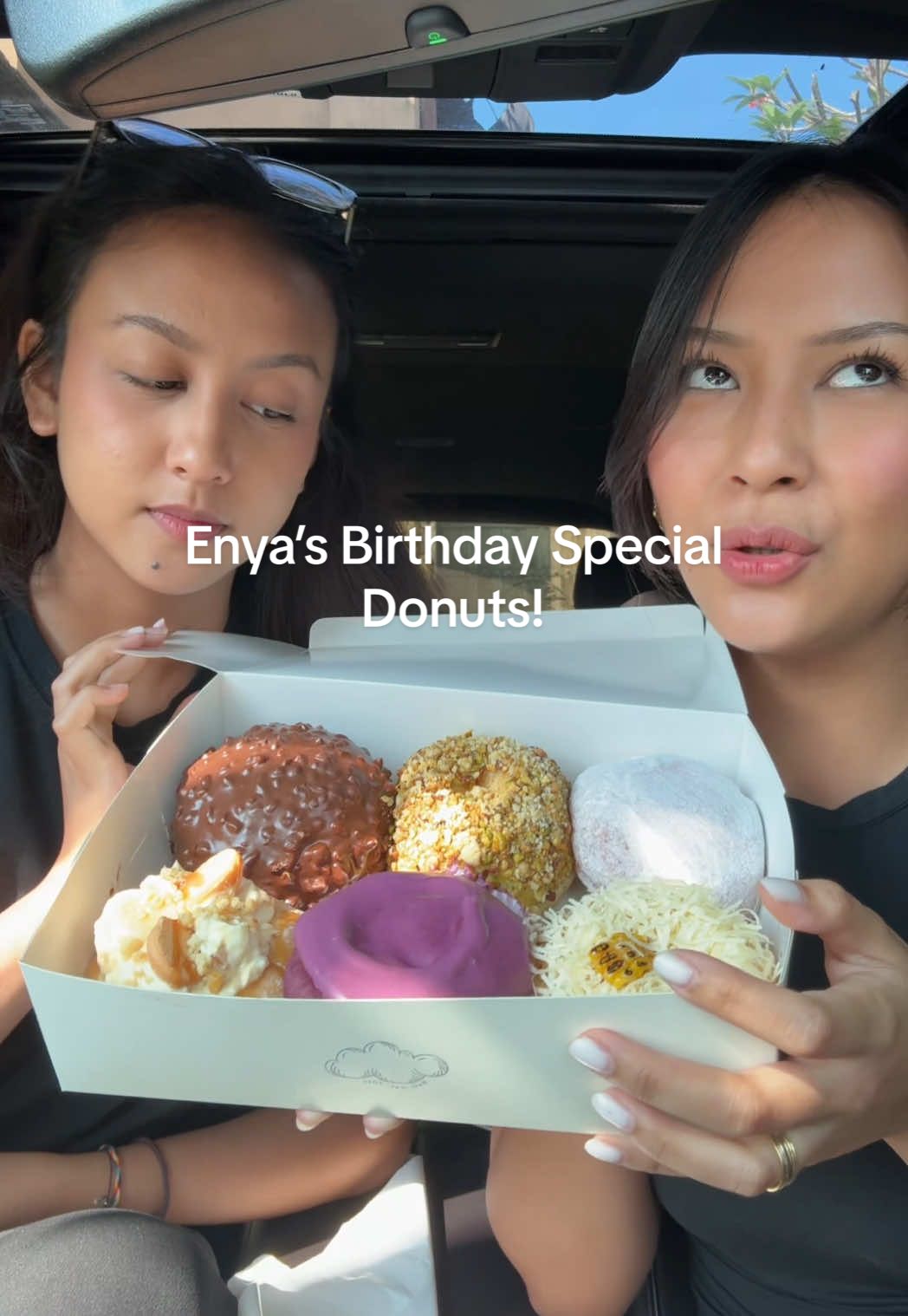 SAY HAPPY BIRTHDAY TO ME!!!!!! Finally my birthday special donuts!!!!! Available dari tanggal 2 august 🤭🤪🤍🤏🏽 #cloudcakes #donutreview #donut 