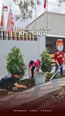 #temanpemilih KPU Kabupaten Sinjai melaksanakan kegiatan Jumat Bersih sebagai wujud komitmen menciptakan lingkungan kantor yang bersih, rapi, dan nyaman. Karena kerja produktif berawal dari tempat kerja yang sehat dan tertata. #kpumelayani 