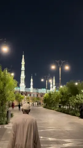 عن عبد الله بن عمر رضي الله عنهما أنَّ رجلًا سأل رسولَ اللهِ صل الله عليه وسلم أيُّ الإسلامِ خيرٌ ؟ قال : تطعم الطعامَ، وتقرأ السلامَ، على من عرفتَ ومن لم تعرف متفق عليه #اكسلبورر_explore #المدينة_المنوره #المسجد_النبوي 
