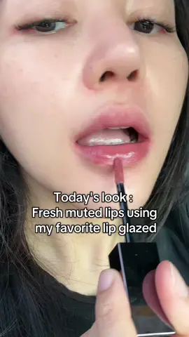 udah pernah nyoba si Make Over Lip Glazed ini dan gak kaget sih sama ketahanannya, dan si @makeoverid keluarin warna baru yang cantik banget, natural tapi tetep pop up warnanya 🖤 #makeoverid #makeoverlipglazednewshades #lipbaru #lipviral 