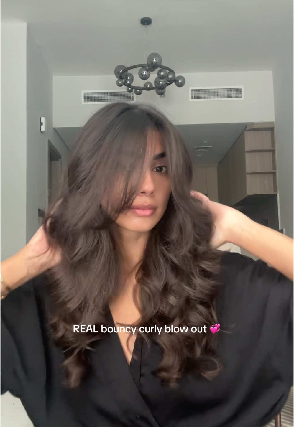 this is my new favourite hair to do! I am utterly obsessed💞 Tips & tricks: - when ur using the skinny barrel you wanna do smaller sections - i found out that using good shampoo & conditioner REALLY helps. I use @Redken extreme length & @Gisou conditioner  - ur products does NOT have to be expensive for them to work I use stuff from @NORMAL Danmark @syoss.official mousse @L’Oreal Paris Makeup & Hair    - this hair could last me 4-5 days, but I like to wash my hair every 3 days or so.  #dysonairwrap #dyson #dysonairwrapcurls #dysoncurls #dysonblowout #dysonhair #hair #hairstyle #dysonroundbrush #dysonattachment #hairgoals #hairstyle 