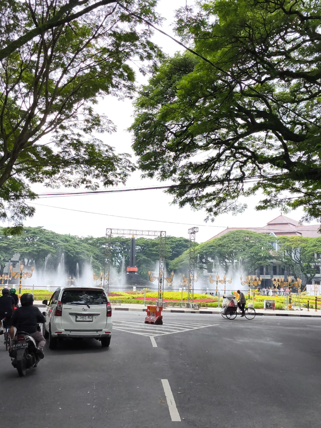 Di rumah memang tenang, tetapi berada di kota orang dengan seseorang dan membuat cerita lebih indah untuk dikenang #fyp #balaikotamalang #malang24jam #universitasbrawijaya #alunaluntugumalang 