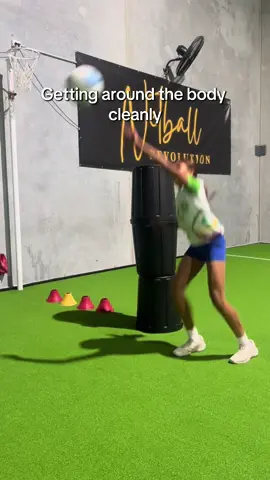 Getting around the body is a skill that defenders need to practice. Our player Harper is coming from behind, using fast footwork and no sidestepping to clear the body and get a clean hand to the ball. Featuring @Silver Fern Sport netball and weighted cones plus our trusty bin player #netball #netballers #netballfamily #netballcoaching #netballtraining #netballdrills #coach #train #trainhard #training #coaching #oneonone #netballcoach #Preseason #workhard #newskills #teamgirls #jointherevolution #netballskills #warmups #trainwithus #netballrevolutionhq #netrevhq