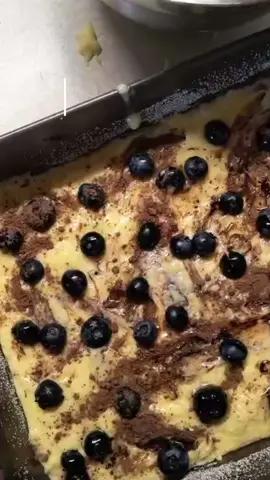 pyszne ciasto jogurtowe🫐🍰 dokładny przepis: 3 szklanki mąki  3 jajka  1łyżeczka proszku do pieczenia  1 szklanka jogurtu  1szklanaka oleju  pół szklanki cukru  opcjonalnie borówki i kakao 
