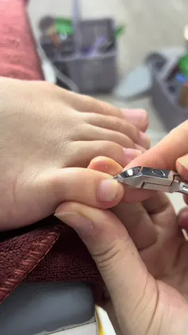 Gom đủ thất vọng sẽ rời đi..... Không phải vì hết yêu. Mà là chẳng con đủ sức để tiếp tục yêu một người ko hề để tâm đến cảm xúc của mình. Người ta hay nghĩ rạn nứt đến từ cãi vã lớn tiếng,từ phản bội, từ tổn thương rõ ràng.... Nhưng đôi khi, thứ giết chết một mối quan hệ lại là sự im lặng kéo dài, Là những lần ”không sao 