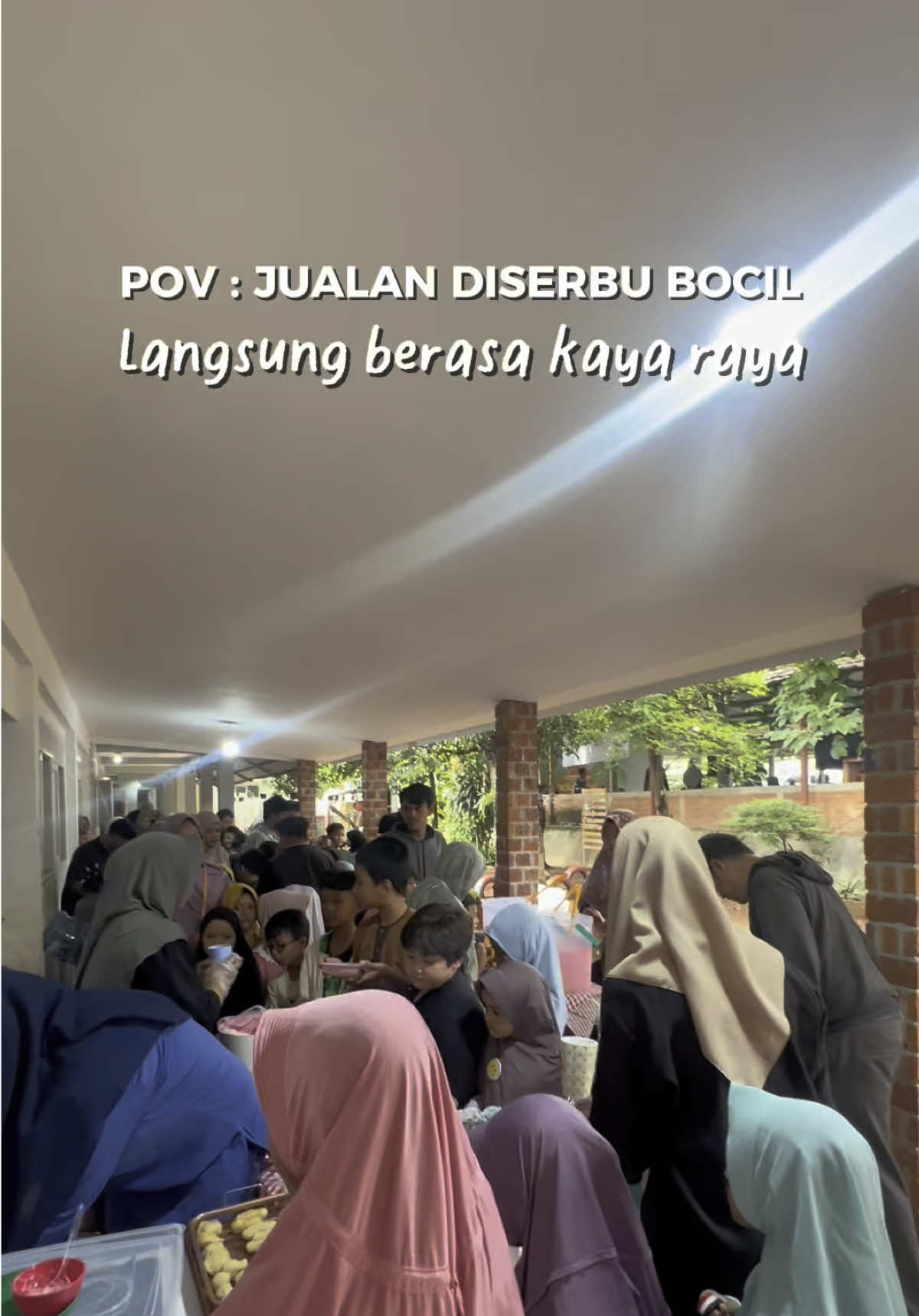 Kadang ngerasa lebih untung kalo jualan di sekolah anak-anak gini, karena mereka kalo dikasih uang jajan, beli tanpa mikir sayang ih uangnya dijajanin😆🌸 #jajanansd #jajanananaksd #ceritajualan