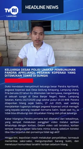 Duka mendalam menyelimuti keluarga besar Pandra Apriliandi, pegawai koperasi asal Desa Gedung Ketapang, Lampung Utara. Pria berusia 22 tahun itu ditemukan tak bernyawa, mengambang di sebuah sungai di Desa Banjar Negeri, Natar, Lampung Selatan, Kamis (31/7/2025) pagi sekitar pukul 10.15 WIB. Pandra dilaporkan hilang sejak Sabtu, 27 Juli 2025, saat sedang menjalankan tugasnya sebagai pegawai koperasi untuk menagih uang kepada seorang nasabah bernama Salim. Sejak saat itu, ia tidak bisa dihubungi dan dinyatakan hilang oleh pihak keluarga. Kabar hilangnya Pandra pertama kali diketahui dari kekasihnya, yang sempat melakukan panggilan video melalui aplikasi WhatsApp dengan korban. Dalam video call tersebut, korban sempat mengucapkan kata-kata minta tolong sebelum koneksi tiba-tiba terputus dan ponselnya tidak lagi aktif. “Kami sangat berharap polisi segera menangkap pelakunya. Adik saya pergi untuk bekerja, mencari nafkah, tapi justru tidak kembali dalam keadaan selamat. Kami ingin keadilan,” ujar Putra dengan mata berkaca-kaca. Hingga kini, kepolisian masih melakukan penyelidikan, termasuk memeriksa saksi-saksi, mengumpulkan barang bukti, dan menelusuri komunikasi terakhir korban sebelum hilang.