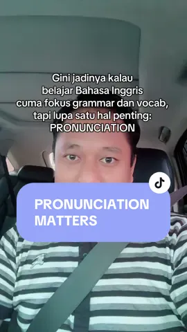 Ternyata, dalam Bahasa Inggris PRONUNCIATION itu… gak penting-penting amat kok! 😮 Tapi tunggu dulu, itu cuma berlaku kalau kamu cuma nulis alias pakai written English. Nah, beda cerita kalau kamu ngomong langsung alias spoken English. Di sinilah pronunciation jadi penting banget! 🔥 Sekarang bayangin deh… Kalau kita cuma belajar grammar & vocab doang, tapi gak pernah ngelatih pronunciation. ⚠️ Bisa-bisa bule bilang: “Hah? What did you say?” Contohnya? Bisa kamu lihat sendiri dari video barusan. Lalu, gimana sih biar pronunciation kita makin oke? Cara paling gampang: RAJIN LISTENING! 🎧 Kenapa? Karena saat listening, otak kita nyerap banyak aspek dari spoken language: mulai dari pronunciation, enunciation, stress sampi accent dalam bahasa Inggris. Yuk, mulai biasakan listening tiap hari, biar ngomong Inggris makin natural ✨ #bahasainggris 