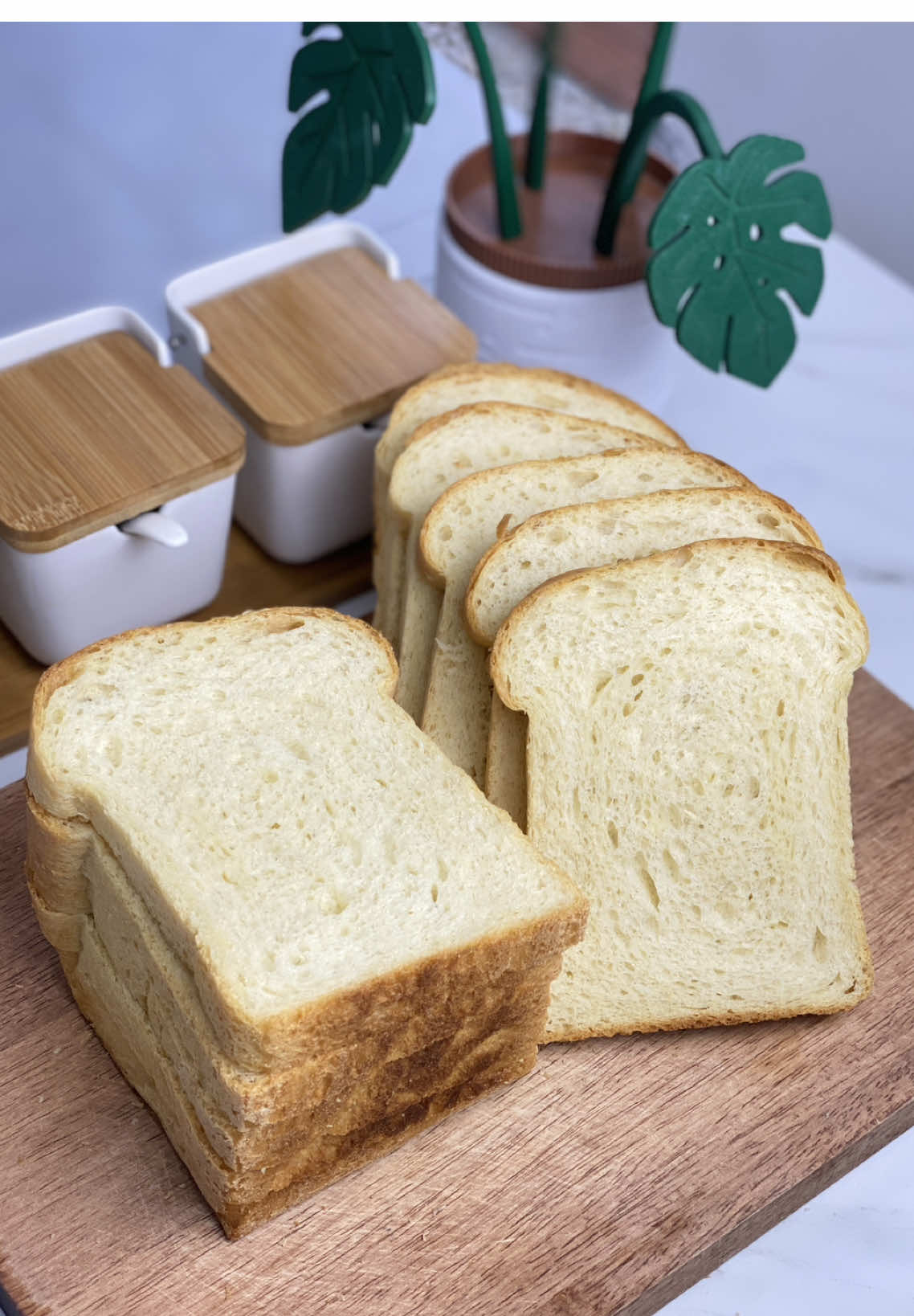 Ga expect sebagus ini hasilnya 🥹🫶🏻 Padahal tanpa diulenin, rasanya juga enakk.. Fix bakal nyetok buat bekel atau buat sarapan ❤️ Hasil panggangnya bisa bagus gini juga karna pake Cubic Air Fryer Ecohome 🫶🏻 Panasnya merata karna ada fan nya, kapasitasnya juga besar jd roti tawar yg tinggi gini bisa muat 👍🏻 Roti Tawar Tanpa Ulen Bahan kering: 500g terigu protein tinggi 8g ragi instant 10g garam Bahan basah: 200 ml air 200 ml susu 60g margarin cair Note: - Suhu oven 190 derajat celcius selama 45 menit - Ukuran loyang 22x10x10 cm #reseprotitawar #reseprotitanpaulen