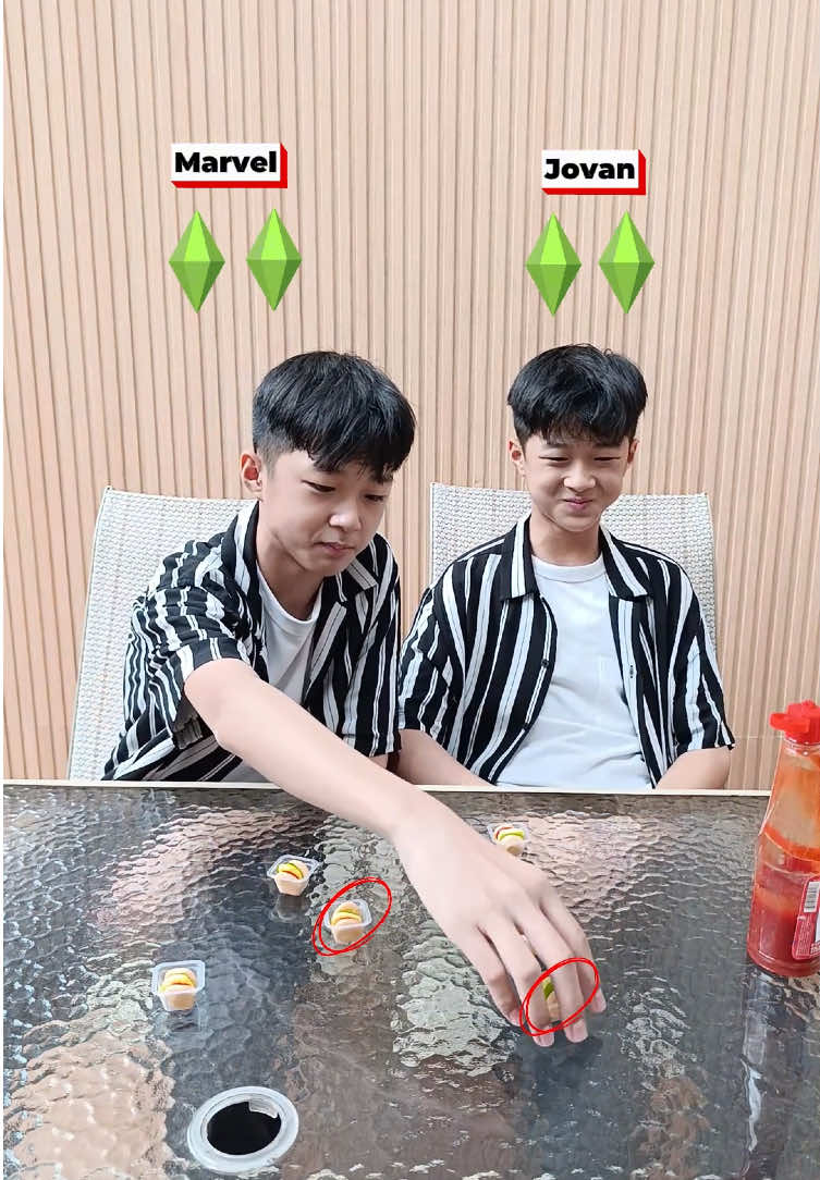 Poison candy games ✨ Hmmm, kira-kira siapa nih yang bakal kena jackpot? 🫣  #twinjovanmarvel #dedekembarrr #identicaltwins #anakkembar #Siblings #twin #twinbrother #games #poisongames 