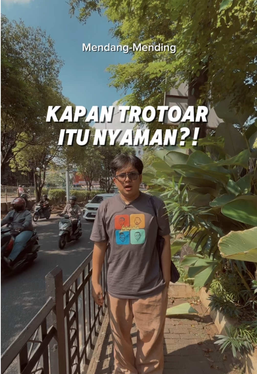 Jalan kaki di trotoar Indonesia, emang “nyaman” banget ya! #trotoar #jalankaki #pedestrian #trotoarjakarta #mendangmending 