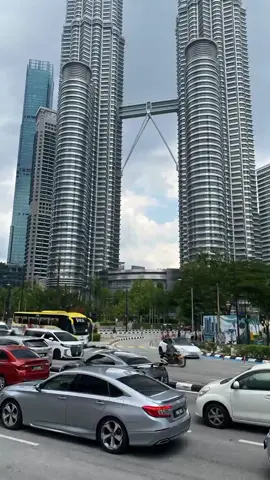 Kuala Lumpur’s iconic skyline! This is the heart of Malaysia 🇲🇾 #UrbanWonders #KLViews #PetronasTowers  #MalaysiaTrulyAsia #CityVibes 