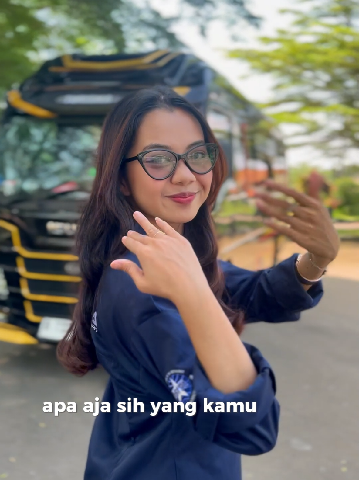 Butuh transportasi untuk acara atau liburan Keluarga?  TURISMA menyediakan armada nyaman, dan fasilitas lengkap!Kami siap menemani perjalanan seru kamu dengan berbagai pilihan armada: 🚐 Hiace Commuter – 15 Seat 🚐 Hiace Premio – 14 Seat 🚐 ELF Long – 19 Seat 🚌 Coaster Jumbo – 18 Seat 🛠️ Fasilitas Lengkap: ✔ AC Super Dingin ✔ Audio & Karaoke Seru ✔ WiFi Anti Bosan ✔ Mic Wireless buat nyanyi atau briefing seru 📞 Booking Sekarang Juga! Admin : WA 0812-9930-6050 Klik Link di bio📍 #TURISMATravel #SewaHiace #SewaELF #sewaelfjakarta #SewaCoasterJakarta #SewaELFMurah #CoasterJumbo 