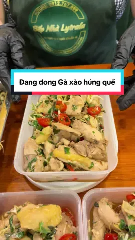 Gà xào húng quế 3️⃣5️⃣🐠/lạng, Bếp đang đong hộp 100🐠 trả khách chiều nay. #bếp_nhà_lytrala #comtruavanphong #gaxaohungque 