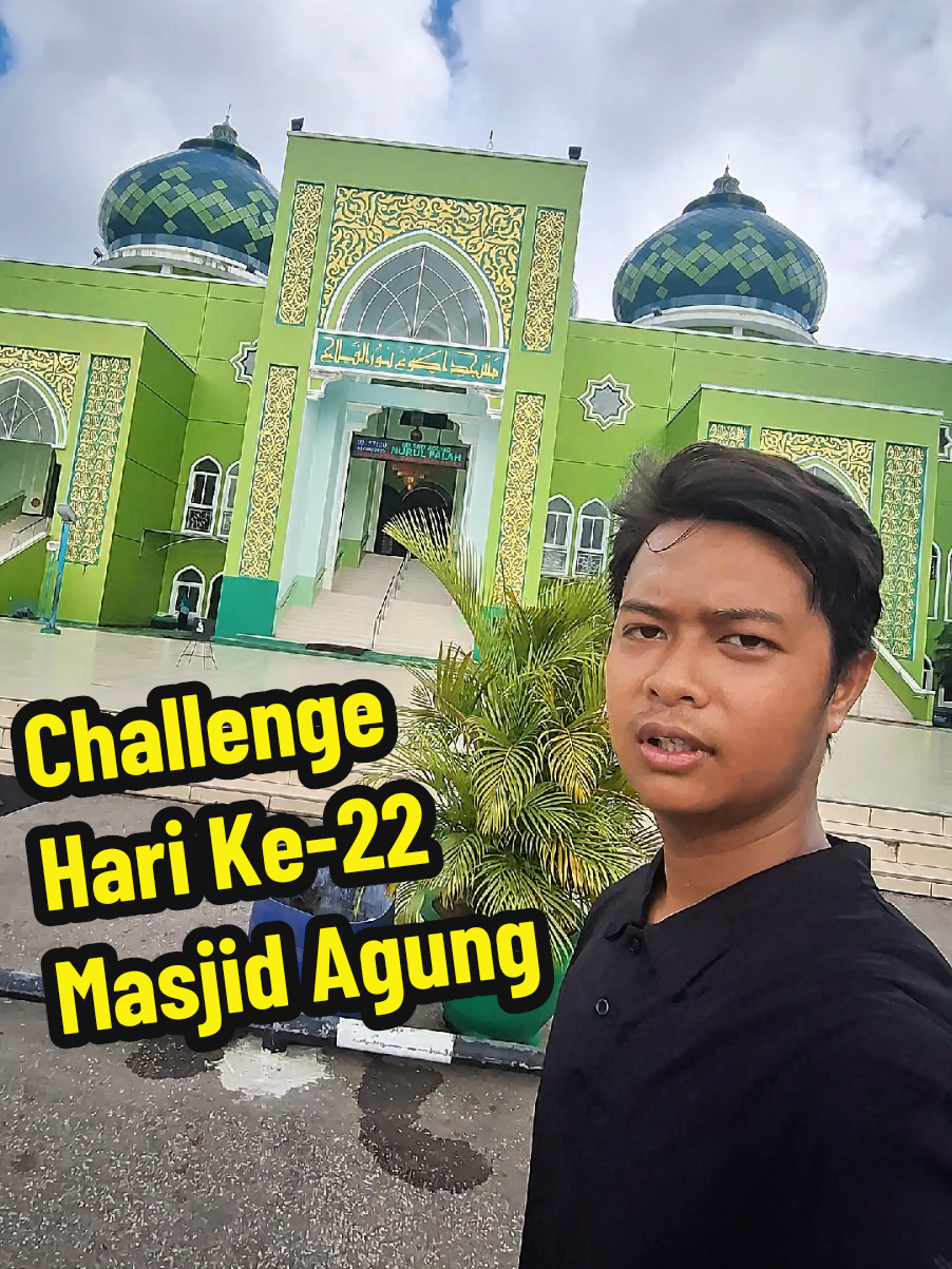 Hari ke-22: Lari sambil menyapa Jumat berkah 🏃‍♂️✨ Pagi menjelang siang, saya memilih halaman Masjid Agung sebagai tempat lari hari ini. Udara masih sejuk meski matahari mulai naik perlahan. Pas banget, hari Jumat… halaman masjid juga sedang dibersihkan oleh para petugas. Jadi lari sambil ikut nyerap suasana khusyuk dan semangat gotong royong. Langkah pelan, hati tenang. Jumat berkah, lari pun terasa adem. 💫 #Day22 #Lari30Hari #JumatBerkah #MasjidAgung