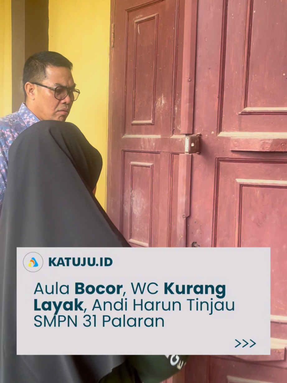 Aula bocor, WC kurang layak, dan saluran air sering meluap jadi sorotan Wali Kota Samarinda, Andi Harun, saat meninjau langsung SMPN 31 Palaran, Kecamatan Palaran. ⁣ Kunjungan ini jadi langkah awal Pemkot Samarinda untuk merencanakan perbaikan menyeluruh, mulai aula, kantin, WC, lab komputer, sampai saluran drainase, agar sekolah lebih nyaman dan siap menuju Adiwiyata Mandiri hingga Asia. ⁣ Perencanaan dimasukkan di APBD Perubahan 2025, ditargetkan rampung tahun 2026. ⁣ “Kalau cuma perbaiki halaman tapi airnya masih meluap, tetap percuma. Jadi semua kami benahi,” kata Andi Harun.