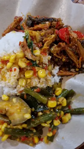 Aku juga awalnya ngerasa makanan supermarket itu pasti biasa aja, tapi ternyata aku salah. Disini walau cuman makanan supermarket rame banget Dan juga rasanya gak kalah kaya yang di restaurant. Jadi kalian kalo lagi main di Mall Artha Gading boleh mampir kesini #CapCut #kulinertiktok #kulinerjakartautara #kulinerjakut #kulinerkelapagadingmurahenak #kulinerjakarta #diamondsupermarket #foodcourt #kedaiselera #kulinermurah #makanmurah #masakanmanado #arthagading #gadingkuliner 