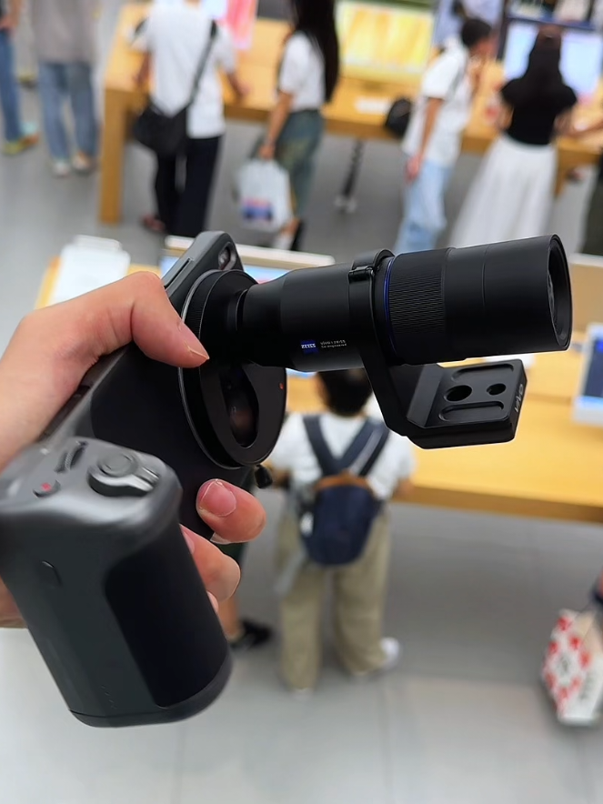 Vivo X200 Ultra kết hợp với ống kính Zeiss zoom rõ từng chi tiết dù ở xa đến đâu. #vivo #vivox200ultra #camerazoom #photography #phone #zeiss 