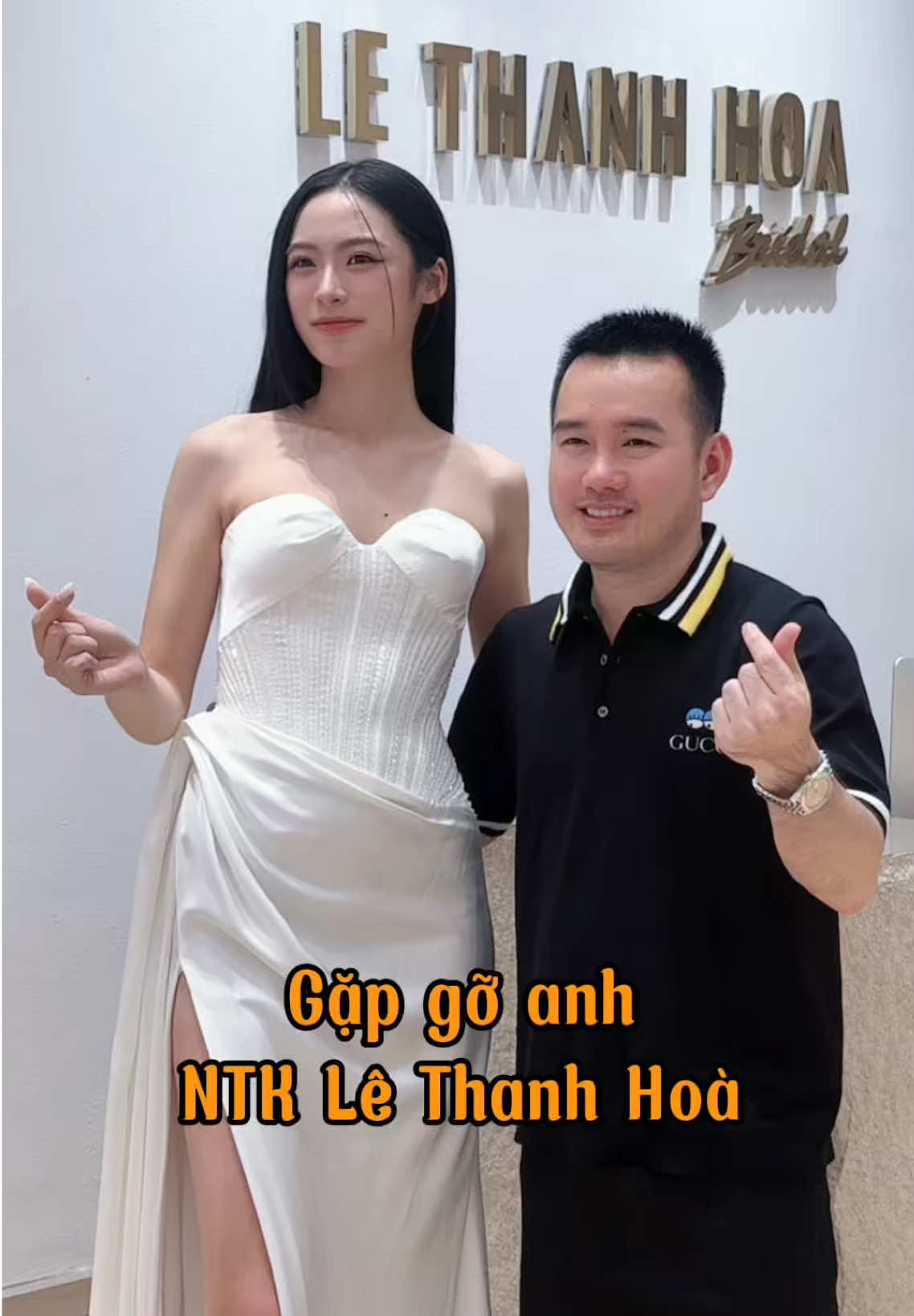 Thật vui khi có cơ hội được gặp gỡ và trò chuyện cùng NTK @Lê Thanh Hoà. Cảm ơn anh vì đã dành thời gian lắng nghe, tư vấn và giúp em chọn được những bộ trang phục thật sự phù hợp. #aHauVanNhi #LeThanhHoa #hoangthanhmedia#baotienphong