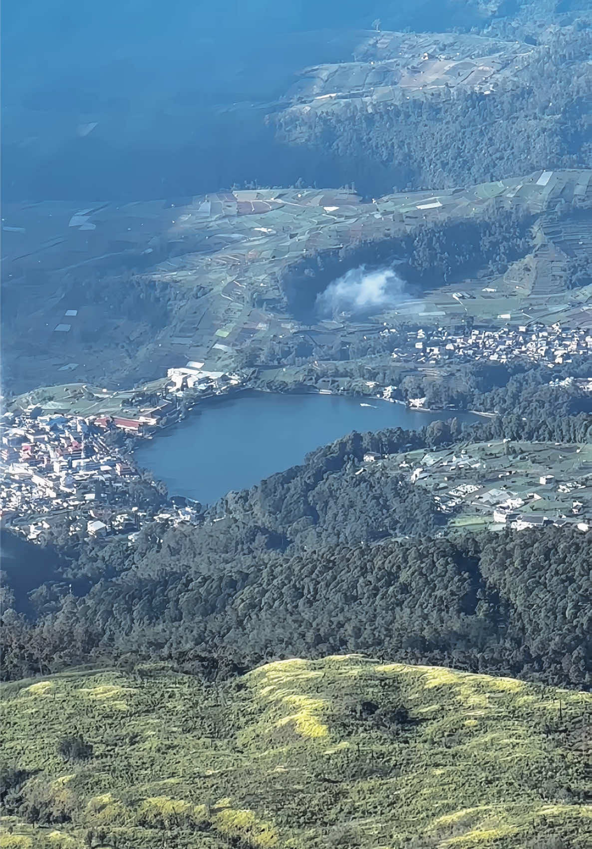 Pov: ke lawu dapet view telaga sarangan dan pegunungan lawu selatan 🤩. #pendakigunung #pendakiindonesia #4u #telagasarangan #mongkrang2194mdpl #lawuviacemorosewu 