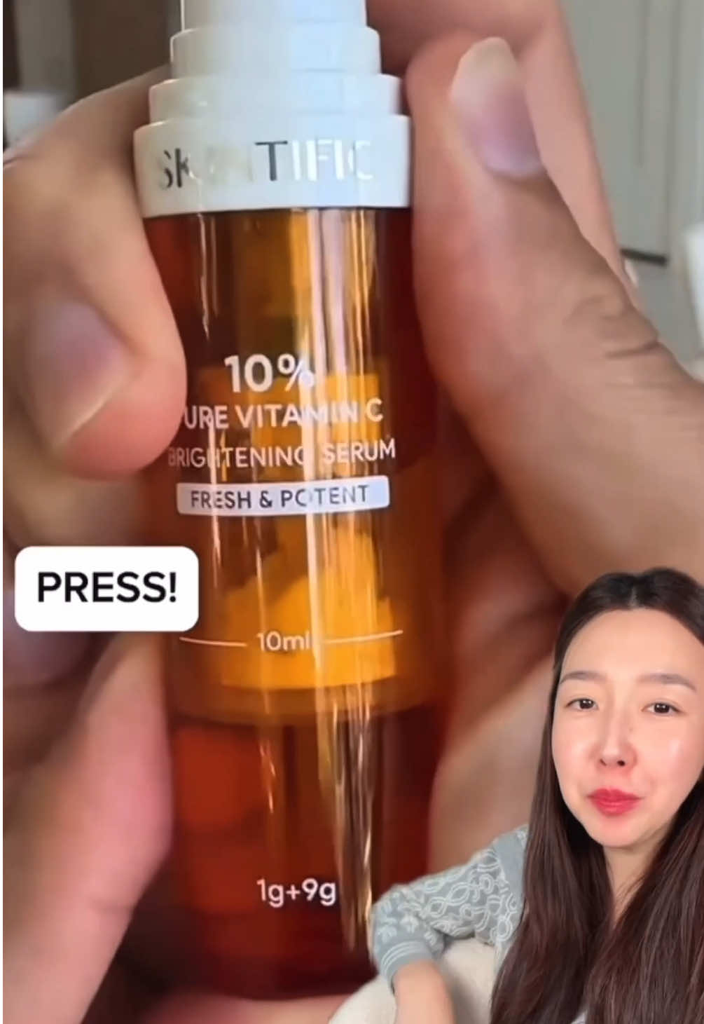 Vitamin C yang ter genius sih! Imagine buying vitamin C serum dan ngga lama langsung oksidasi?? Always had a hit or miss experience sama vitamin C soalnya habis pake besok nya kulit aku iritasi, tapi yang ini I'm so happy to share even besok2 nya my skin is ngga merah2 dong! Also love how it's making my skin dewy too! 