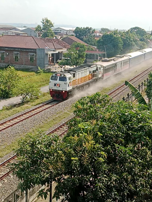 pulang sekolah  langsung pulang ❌ pulang sekolah hunting raja ngebut jalur utara✅ #argobromoaanggrek #rajangebut #keretaapiindonesia #railfansindonesia #fyp 