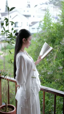 Loay hoay hết sạch một đời Lắm khi chưa kịp mỉm cười đã đi. Trăm năm ngó lại được gì Đồi chiều nắm đất xanh rì có rêu. Một đời thương hận, ghét yêu Mưu toan cho lắm một chiều phủi tay.#tutap #tutaptinhtan🙏🏻 #phatphapvobien #namobonsuthichcamauniphat #chualanhtamhon #chualanh #dalatreview #dalatreview @Tiên Thanh @Tâm Tuệ Anh - Trạm Chữa Lành  