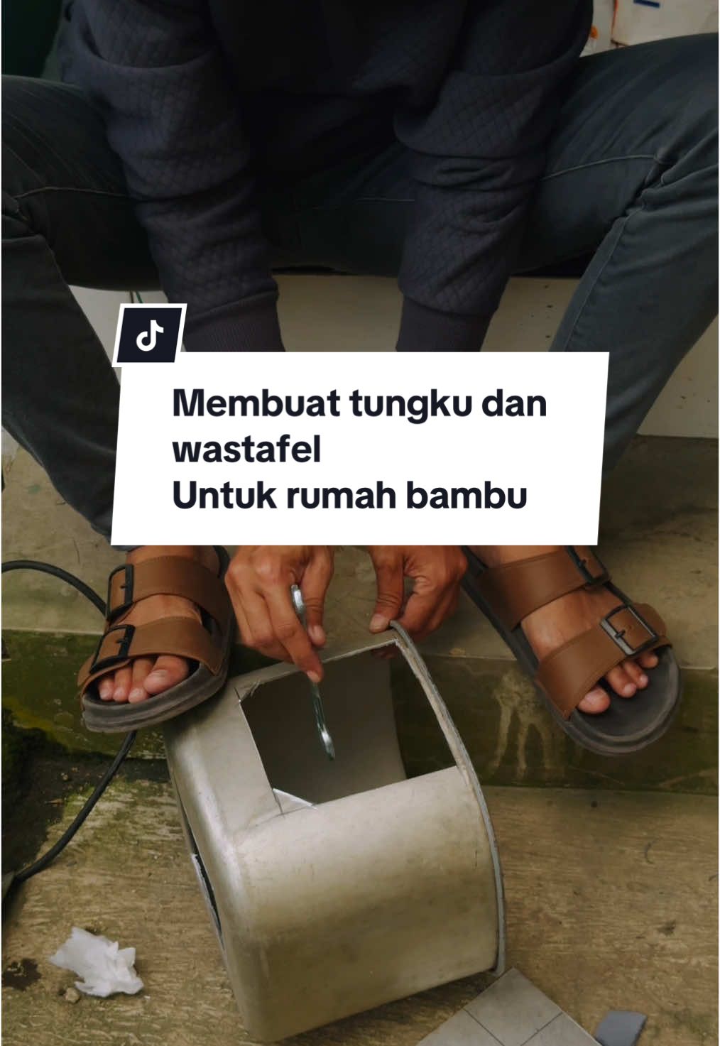 Membuat tungku dari panci bekas magic com dan wastafel dari baskom plastik  #gubukbambu #omahhutan #bamboo #solocamping #shelter #rumahdikebun #saung #dapuromahhutan #saungbambu #masakdikebun #hutanbambu #wastafel #tungku 